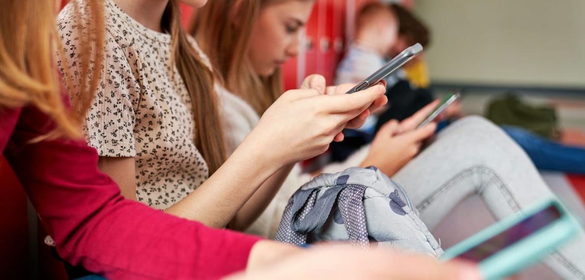Elsőként az EU-ban – Görögország betiltja a Facebookot és a TikTokot a 16 év alattiaknak