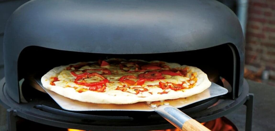 A pizzakészítés hagyományos eszközei: hogyan használd a fatüzelésű pizzakemencét?