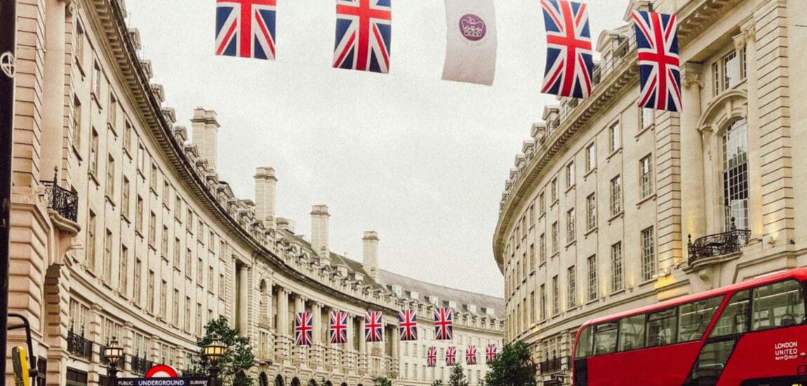 Fordulat Londonban – 4 százalék alá vágta a kamatot a Bank of England