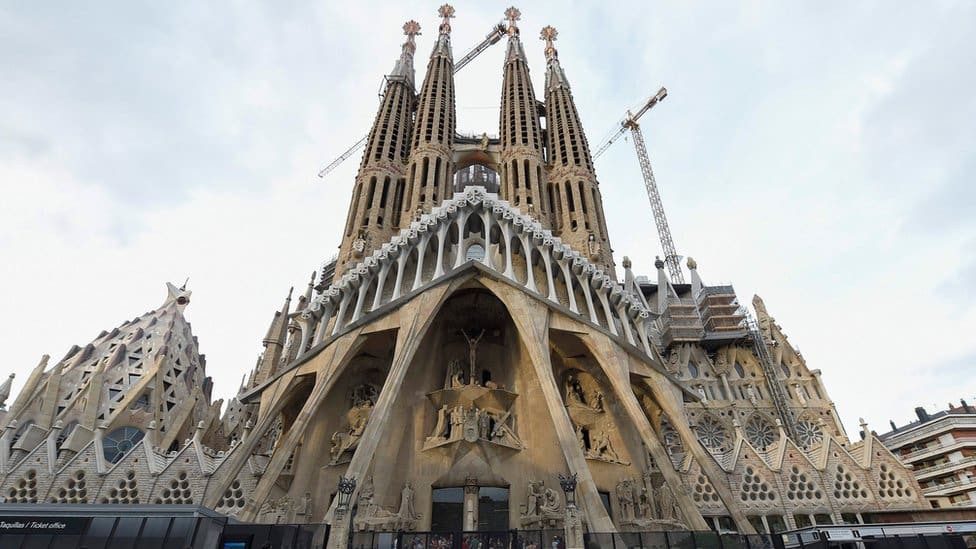 Szent család – Anarchisták felgyújtották, s a világ legmagasabb bazilikája lesz a Sagrada Família