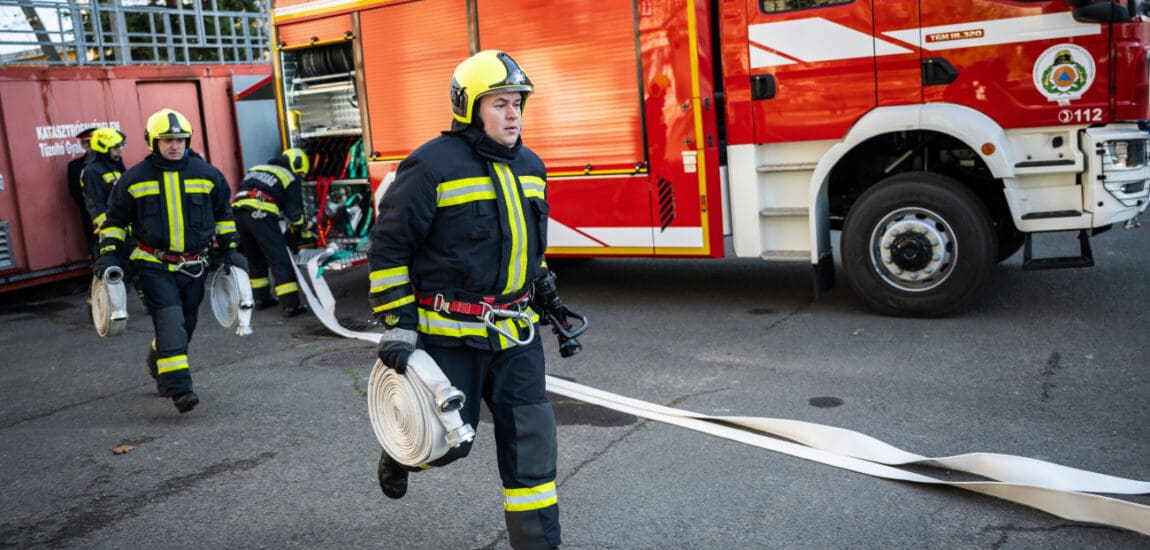 Szörnyű eset – Tűzoltók szabadították ki 13 éves kislányt a szárítógépből