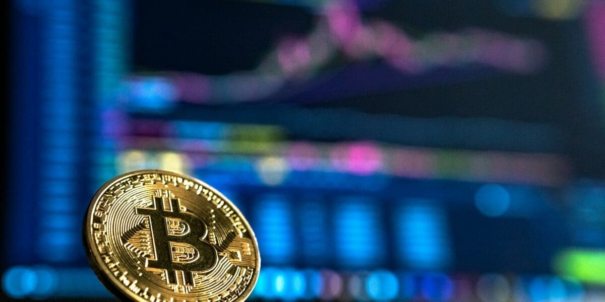 Újabb Bitcoin zuhanással indult a december – Mi áll a kriptopiac mélyrepülésének a hátterében?