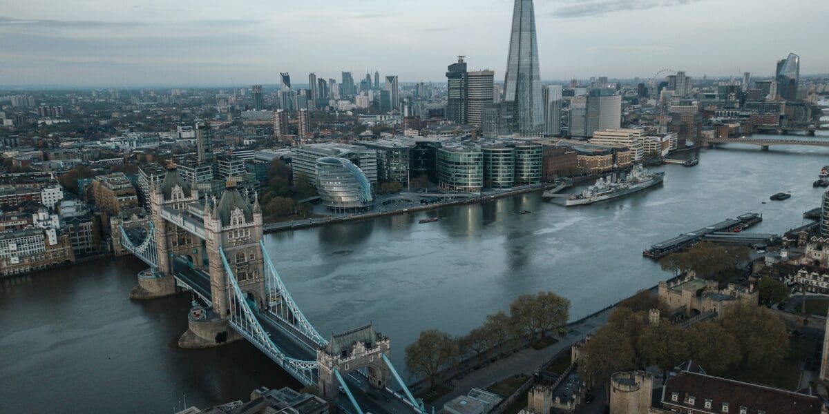 A válság óta a legerősebb évét hozta a londoni tőzsde – a nemesfémek és Rolls-Royce húzták a piacot