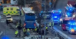 Szörnyű baleset – Emberek közé csapódott egy busz a megállóban
