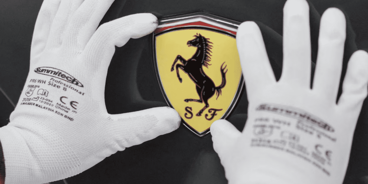 A Ferrari új elektromos modellje brutális lesz – megérkeztek az első képek a Luce műszerfaláról