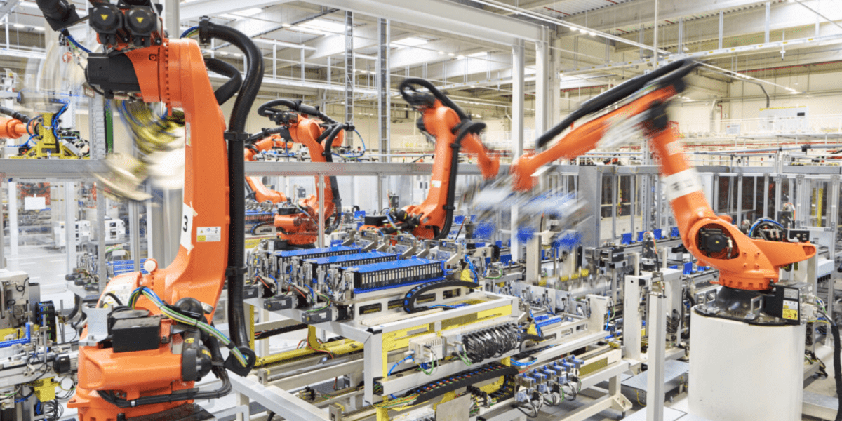 A Skoda lett a Volkswagen elektromos motorja? – 131 robot percenként gyárt akkumulátorokat az új gigaüzemben