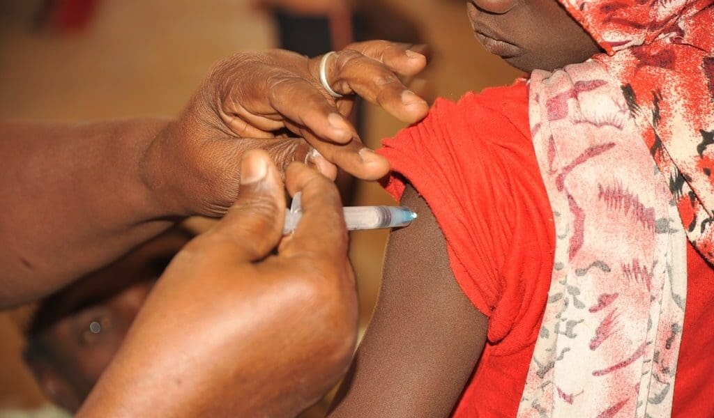 „Nem vagyunk kísérleti nyulak” – Tiltakozás  a Bissau-Guinea-i újszülött vakcinakísérletek miatt