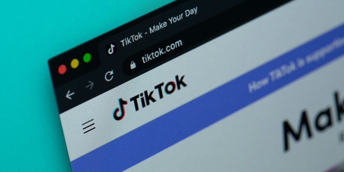 Az EU nekiment a TikToknak – A függőséget okozó működést és a digitális szabályok megsértését vizsgálják