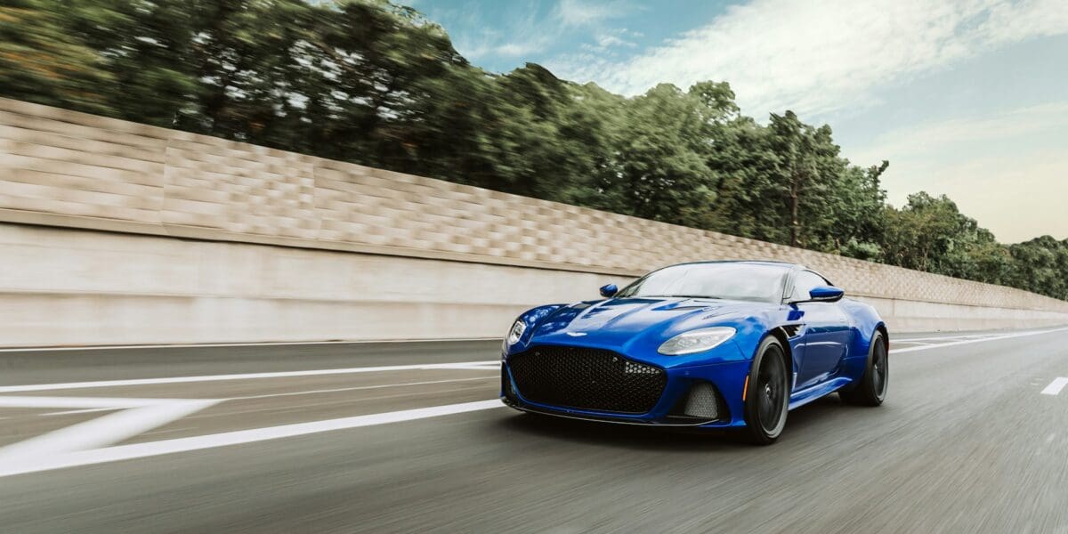 Zuhanó eladások után jön a megszorítás – Tömeges leépítés jön az Aston Martinnál