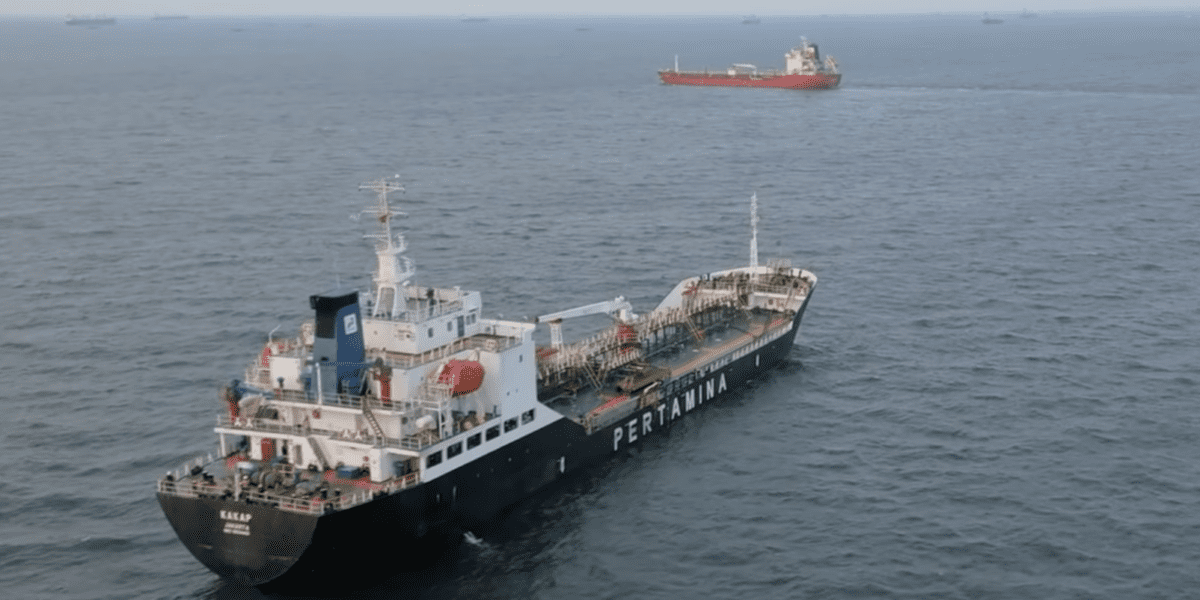 Lángokban a Hormuzi-szoros – Irán tüzet nyitott a hajókra, küszöbön az energiaválság?