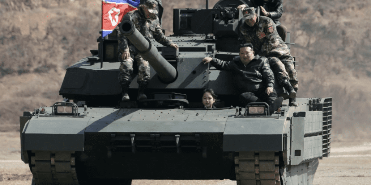 Látványos hadgyakorlatot tartott Kim Dzsong Un – Tinédzser lánya is feltűnt egy tankban