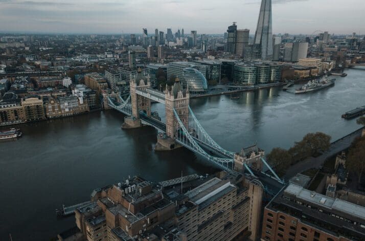 Óvatosabbá váltak a befektetők – Megindult a tőkekivonás a brit vagyonkezelőknél