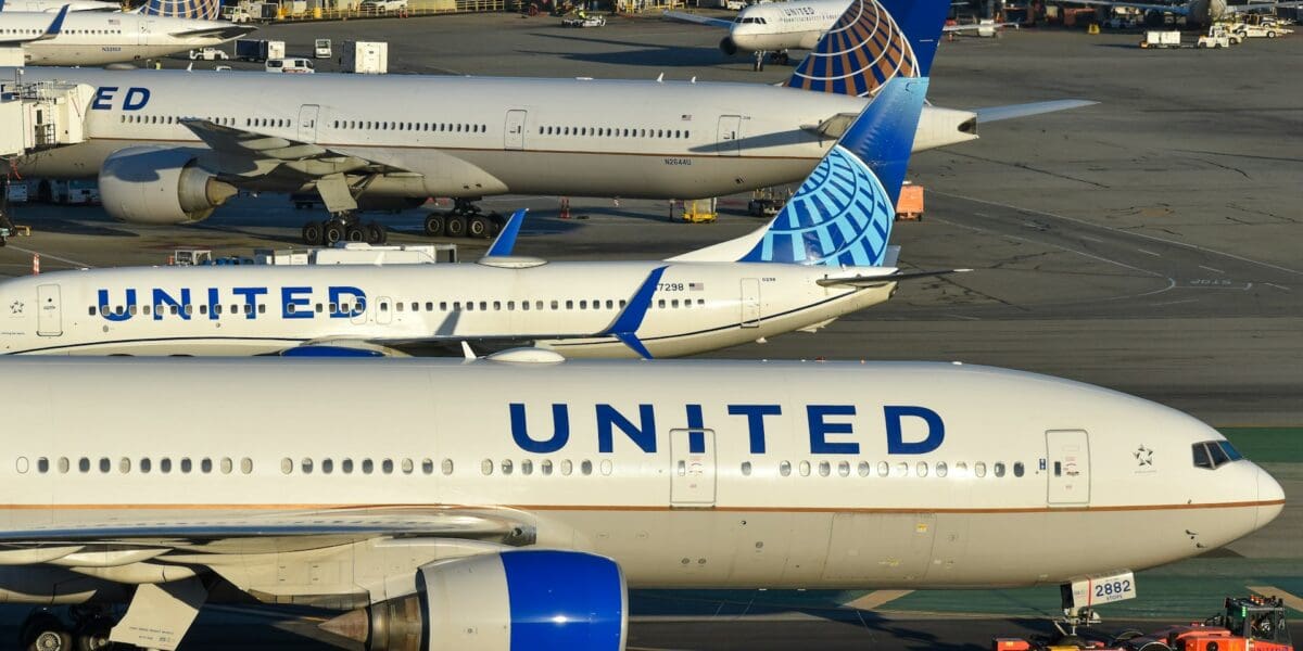 Járatokat töröl a United Airlines – 11 milliárd dolláros pluszköltségtől tart a légitársaság a magas olajárak miatt