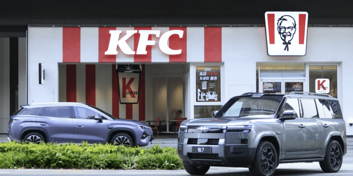 A BYD új szintre emeli a villanyautók töltését – A KFC éttermekhez telepít ultratöltőket