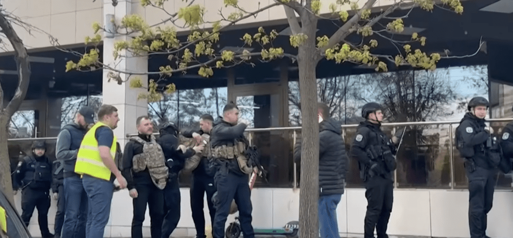 Brutális támadás Kijevben – Az utcán lövöldözött, majd túszokat ejtett egy fegyveres