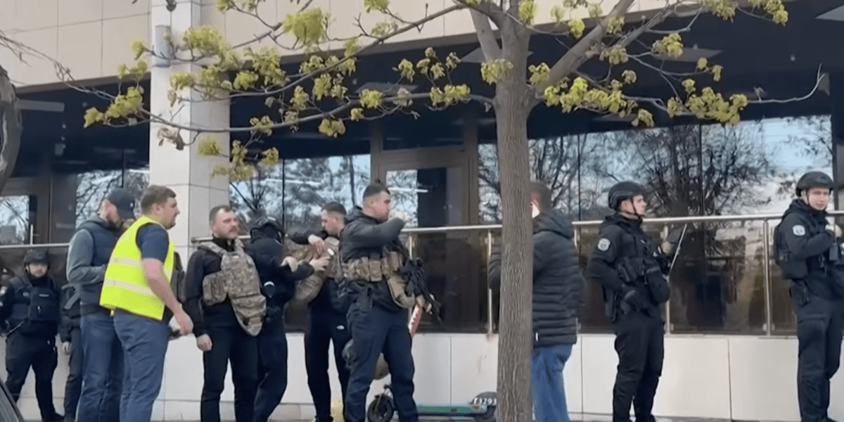Brutális támadás Kijevben – Az utcán lövöldözött, majd túszokat ejtett egy fegyveres